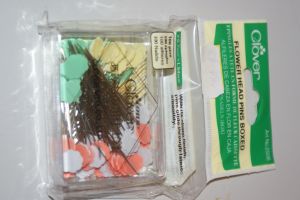 CLOVER FLOWER HEAD PIN BOX